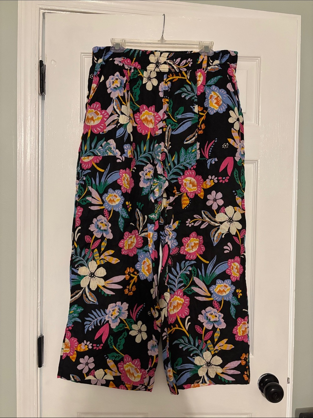 C&C California Black Floral Cropped Pants